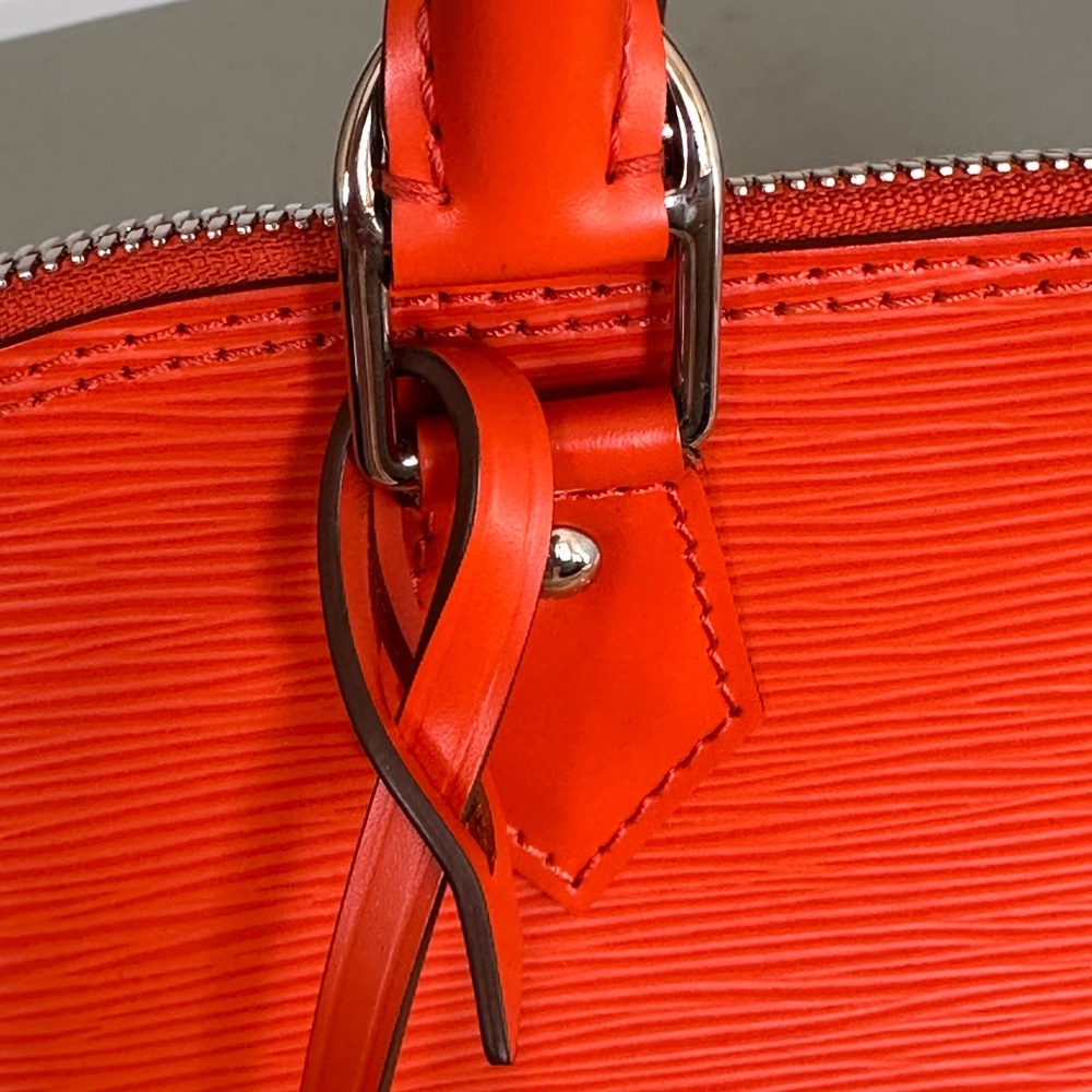 Louis Vuitton Alma handbag in Piment Epi leather PM with silver-tone hardware. - Picture 14 of 16